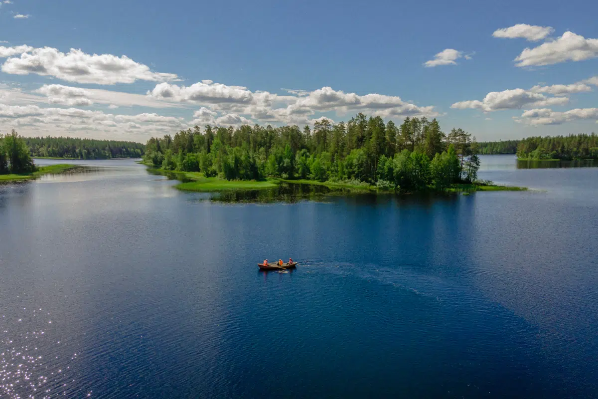 kuvassa on kesäinen suomalainen järvimaisema